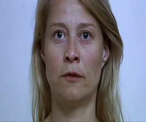 Amerikan Milf göğüsleri gösterir ve kızlık pornu kedi ile oynuyor